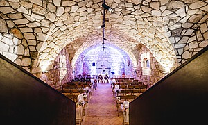 Stühle und Deko für Hochzeit im Weinkeller des Weingut Liszt