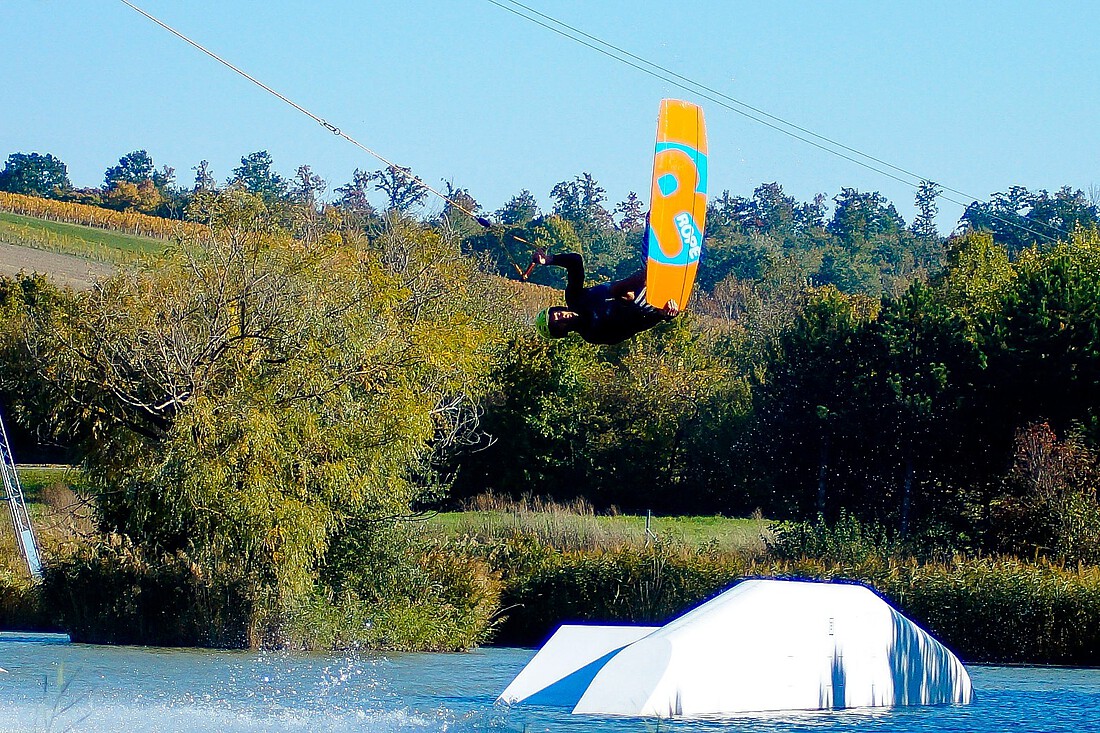 springender Wakeboarder mit seinem Brett