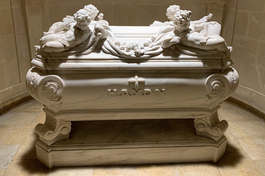 Sarkophag aus Marmor mit Verzierung und Engeln