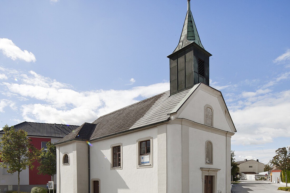 Kleine, weiße Kapelle mit niedrigem, spitzen Turm