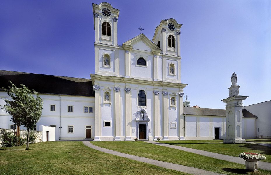 Weiße Kirche mit zwei Türmen und Dachgiebel