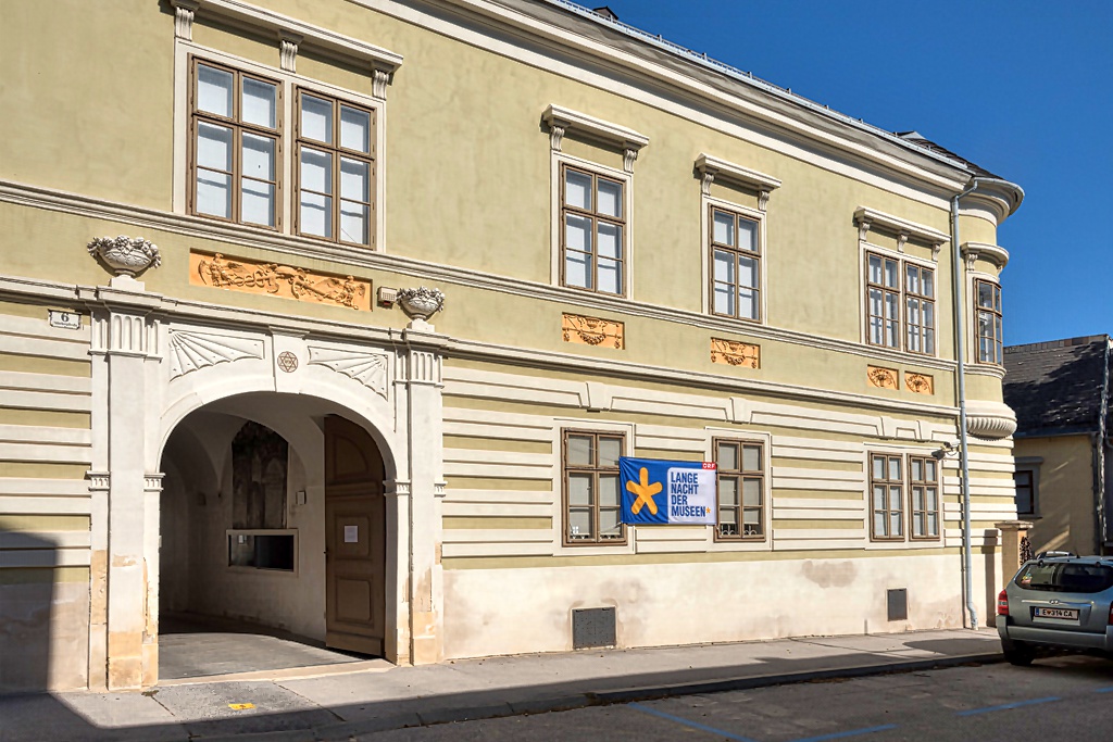 Einstöckiges, barockes Haus mit großem Eingangstor