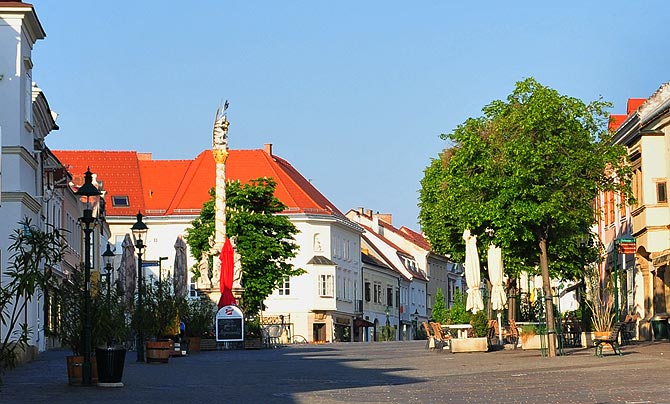 Fußgänerzone mit barocken Bürgerhäusern und Pestsäule