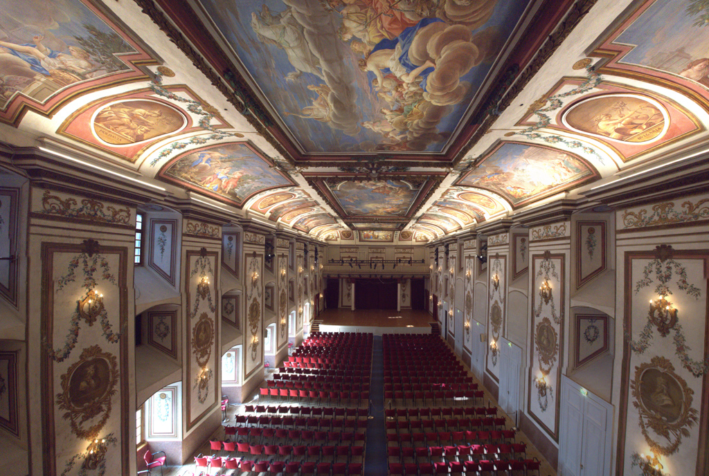 Großer Konzertsaal mit bunten Decken- und Wandfreskos