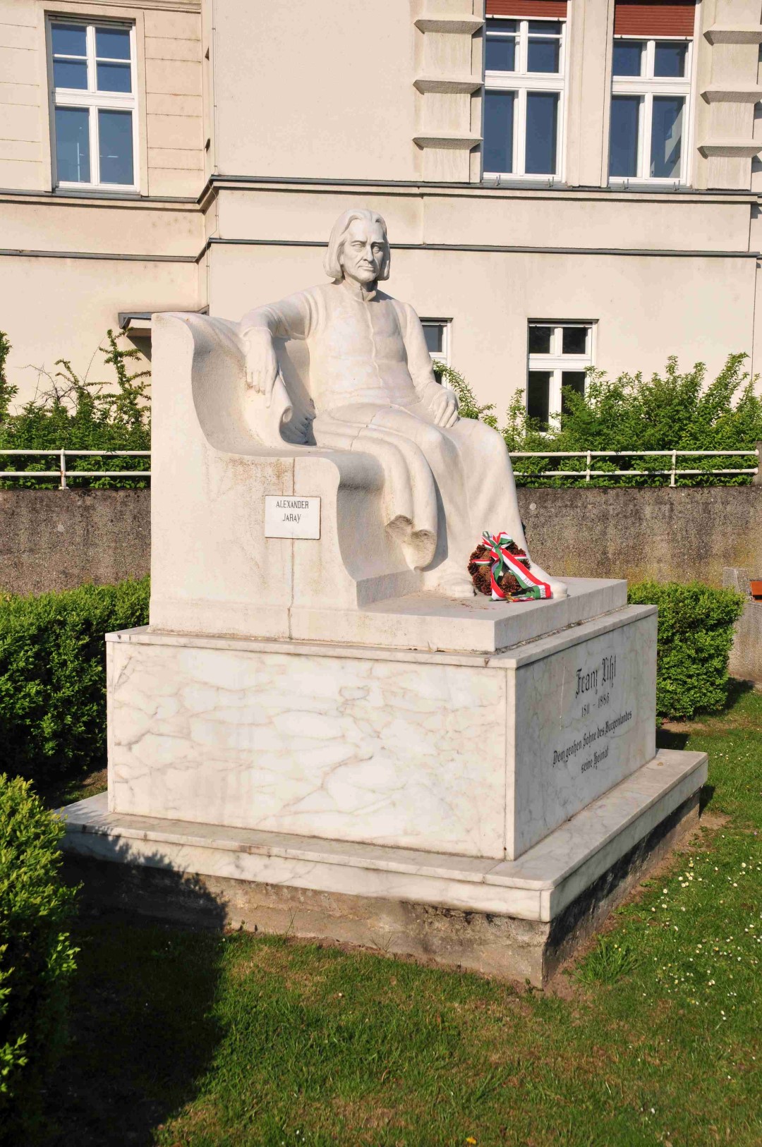 Franz Liszt als Denkmal sitzend auf einem Marmorsockel